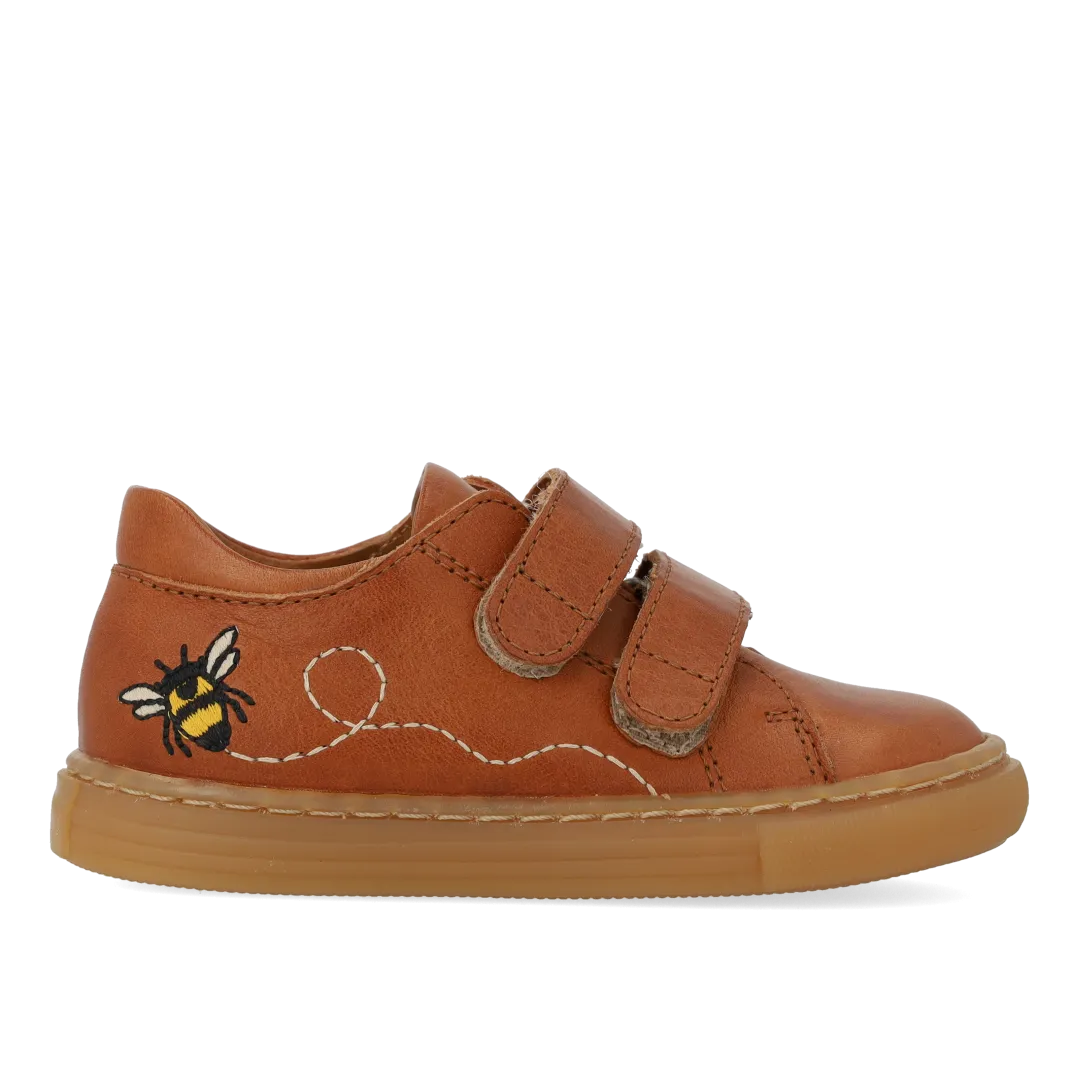 Beginner sneaker with bee embroidery