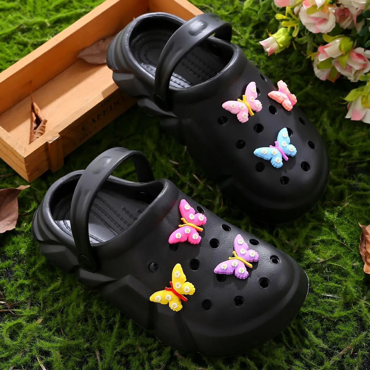 Cute Butterfly-Themed Lightweight Girls' Clogs, Platform Soft Sole Closed Toe EVA Home Garden Clog Shoes, Two-Way Wear Breathable Beach Clogs, Trendy Non-Slip Slip-On Sandals for Outdoor Indoor
