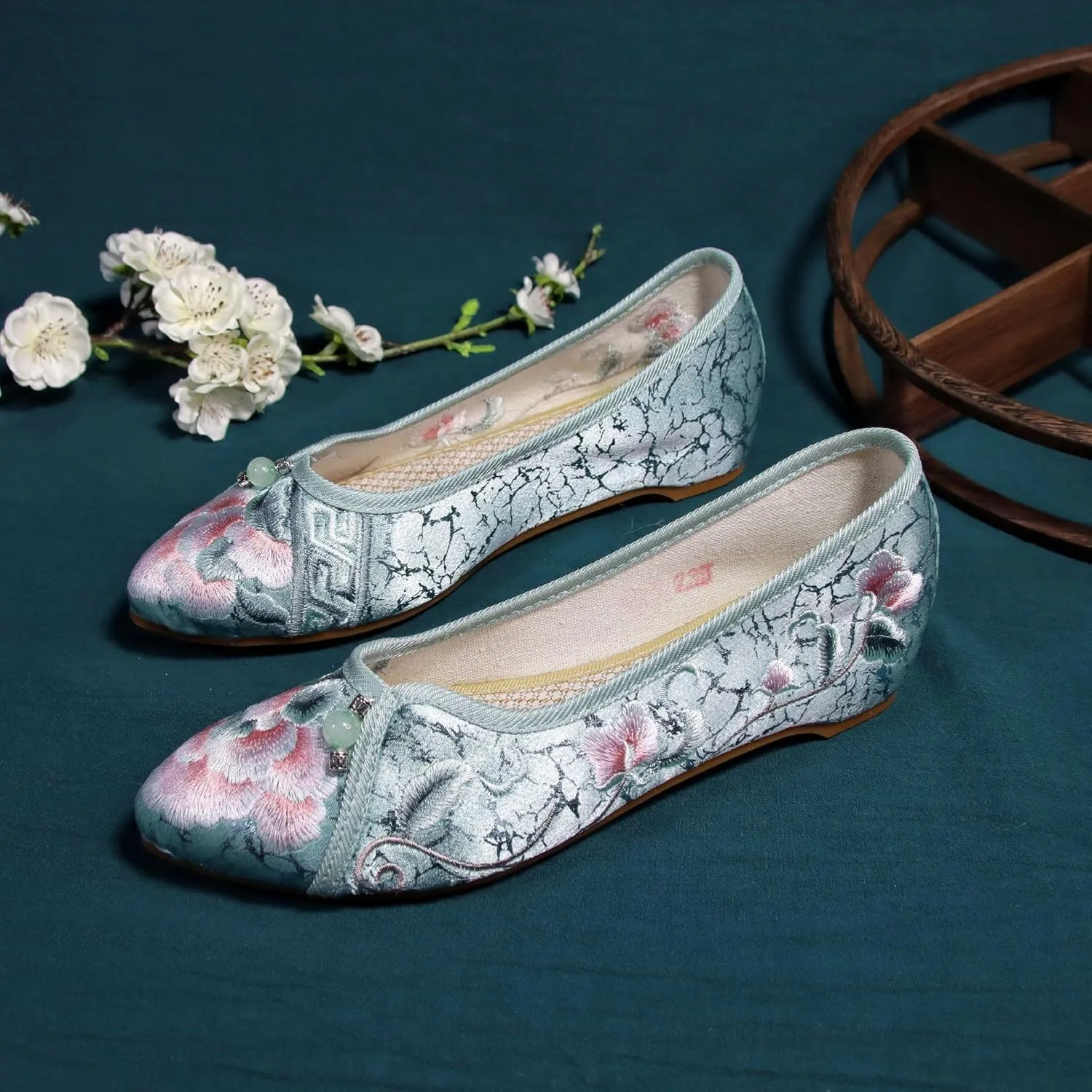Women's Retro Classic Ballet Flats Shoes Pointed Toe Slip On Comfortable Loafer Handmade Floral Embroidered Shoes for Women Mary Jane Flats Cheongsam Shoes
